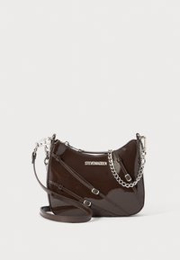 Borsa a mano in pelle patinata marrone con forma curva, dettagli in catena argentata e manico staccabile con lunghezza regolabile. Logo visibile sul fronte.