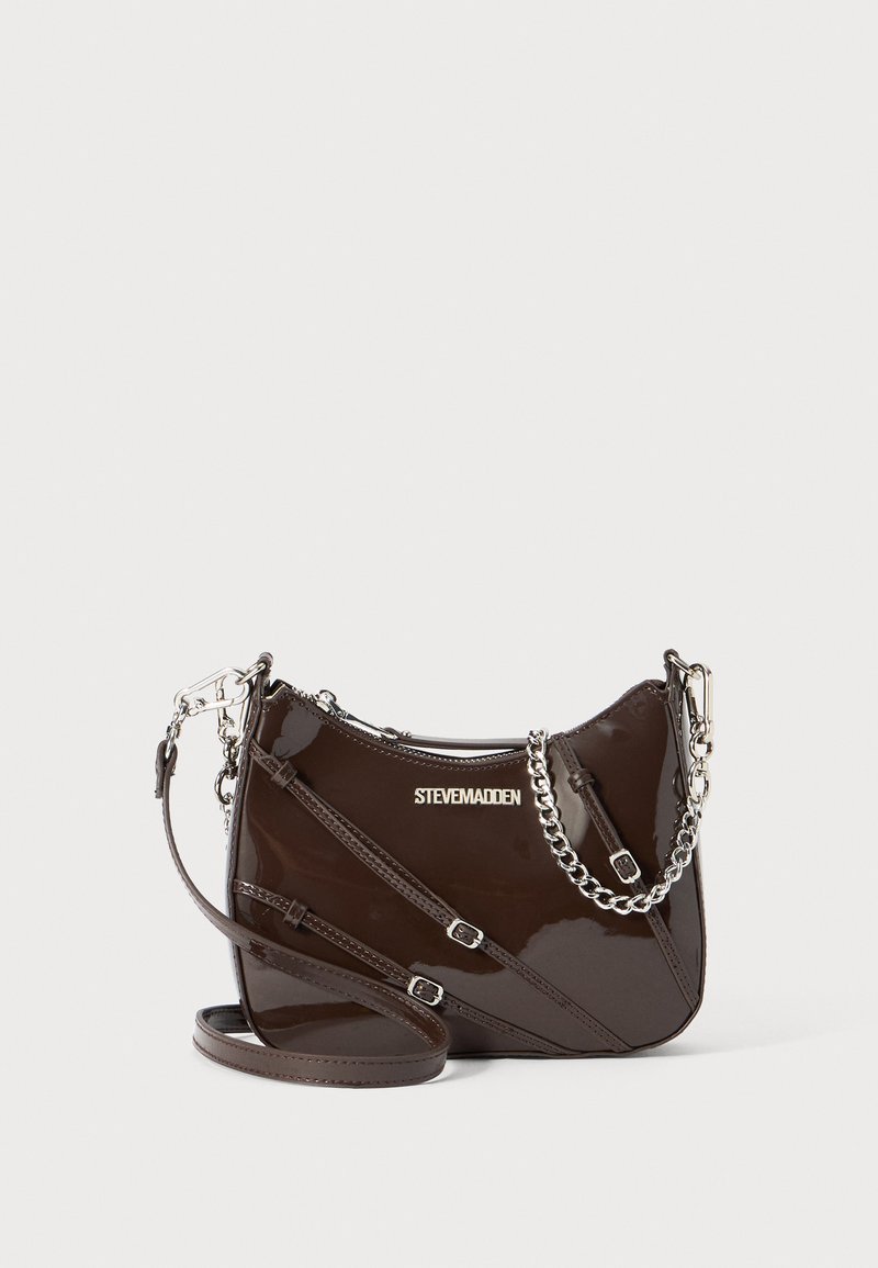 Borsa a mano in pelle patinata marrone con forma curva, dettagli in catena argentata e manico staccabile con lunghezza regolabile. Logo visibile sul fronte.