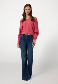 Guess PULLOVER - Maglione - korallenrot