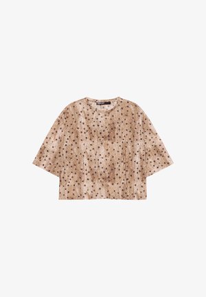 Pruun lõhikuga top mustade täppidega, ümmarguse kaelusega ja laiade lühikeste varrukatega, tasapinnal valgel taustal.