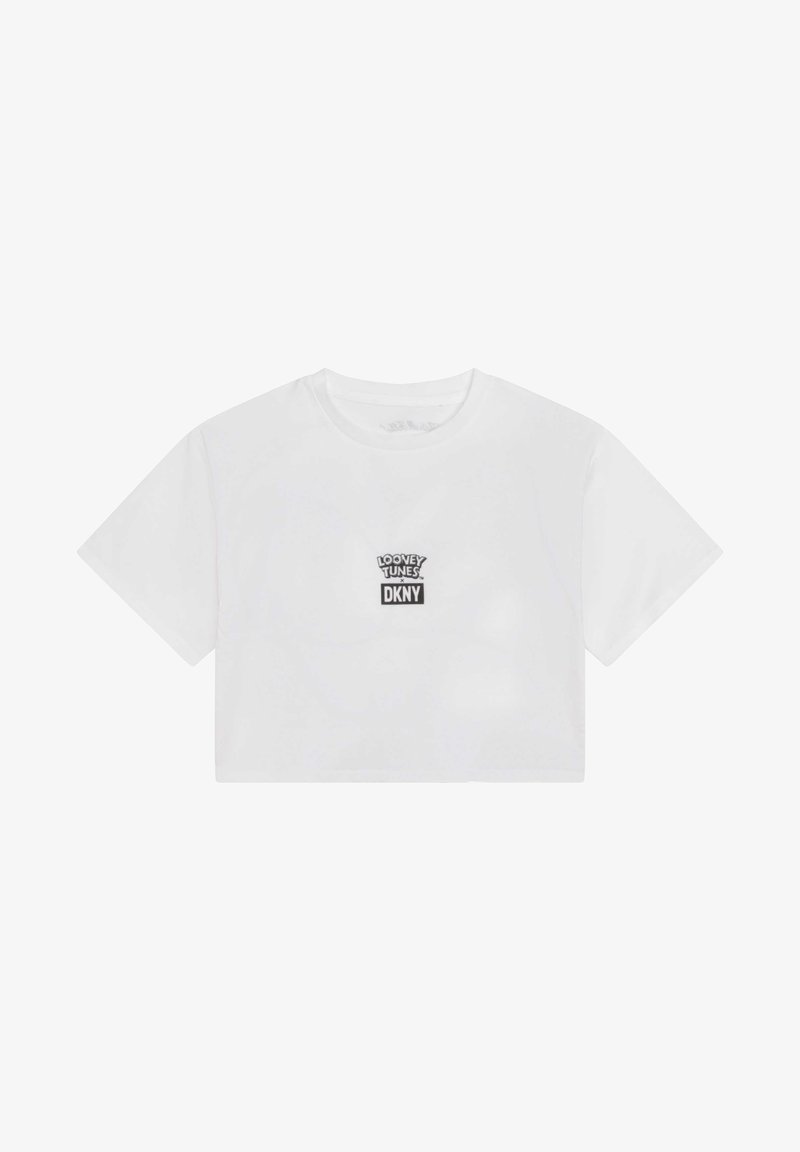 T-shirt bianca cropped con maniche corte, caratterizzata da un piccolo logo centrale "Looney Tunes DKNY" in bianco e nero sul petto.