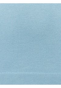 Helles blaues Strickgewebe mit einer gerippten Textur. Das Material ist glatt und weist ein gleichmäßiges Muster ohne zusätzliche Akzente oder Designs auf.