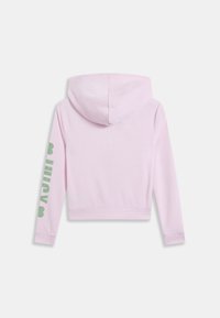 Różowa krótka bluza z kapturem, długimi rękawami i napisem "JUICY" w zielonym kolorze na lewym rękawie. Miękka tekstura, casualowy design.