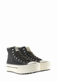 Baskets montantes en toile noire avec un bout en caoutchouc blanc et une semelle épaisse à plateforme présentant des rayures noires et blanches. Lacées avec des accents dorés.