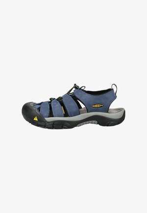 Blaue und schwarze Outdoorsandale mit geschlossenem Zehenbereich, verstellbarem Bungee-Schnürsystem und dicker grauer und schwarzer Sohle für unwegsames Gelände.