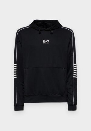 Felpa nera con cappuccio a marsupio, cappuccio con cordino e linee bianche di accento sulle spalle e sulle maniche. Presenta il logo EA7 sulla parte anteriore.