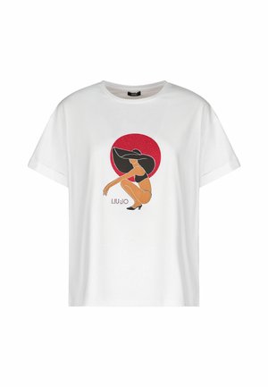 T-shirt bianco in cotone con una stampa grafica di una figura con un grande cappello nero su uno sfondo circolare rosso. Maniche corte, vestibilità rilassata.