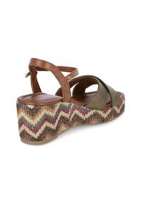 Sandali con zeppa in pelle marrone e oliva, dotati di una piattaforma intrecciata a motivo chevron e cinturini alla caviglia, caratterizzati da una superficie liscia e tessurizzata.