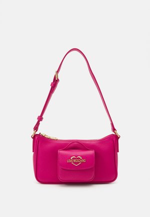 Růžová kožená kabelka s texturovaným povrchem, která má přední kapsu a zlaté detaily. Obsahuje nastavitelný popruh.