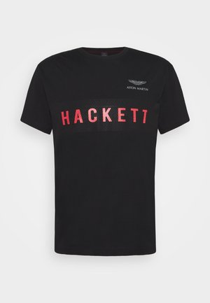 Zwart T-shirt met korte mouwen met rode tekst "HACKETT" over de borst en een klein wit Aston Martin-logo aan de linkerbovenkant.