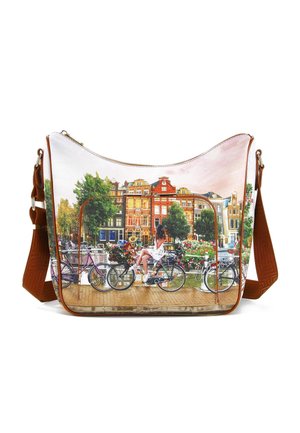 Borsa a spalla con un design stampato vivace che presenta biciclette e un paesaggio di canale, realizzata in tessuto con dettagli in ecopelle. Tracolla marrone.