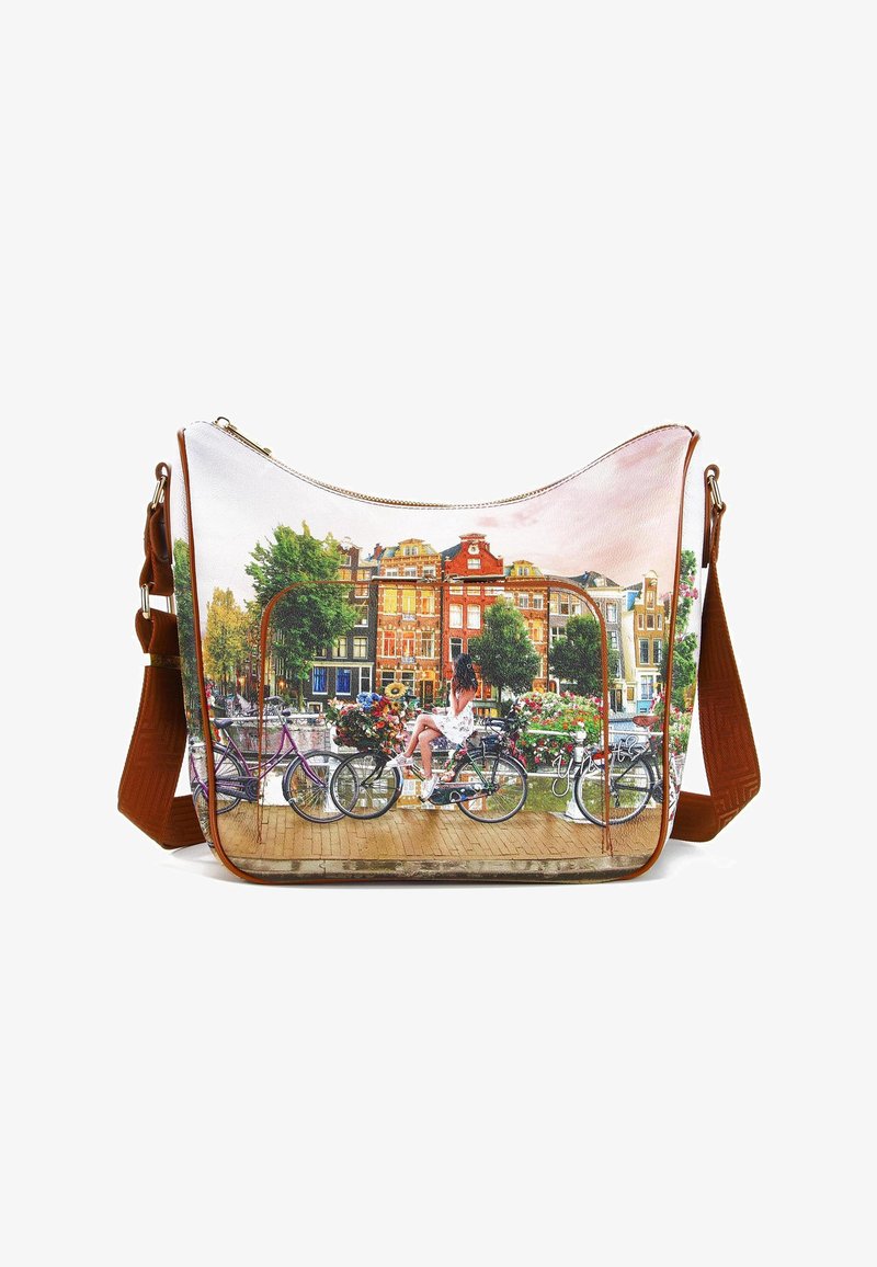 Borsa a spalla con un design stampato vivace che presenta biciclette e un paesaggio di canale, realizzata in tessuto con dettagli in ecopelle. Tracolla marrone.