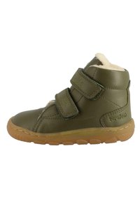 Stivale alla caviglia verde in pelle con doppie fasce in velcro, morbida fodera interna e suola in gomma flessibile. Il design della punta arrotondata aumenta il comfort.