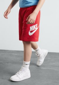 Nike Sportswear CLUB UNISEX - Lühikesed püksid - university red/white