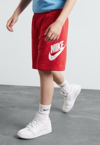 Nike Sportswear - CLUB UNISEX - Shorts - university red/white Miniatyrbilde 1