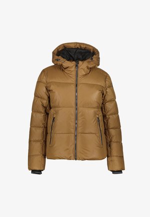 Hnědá zateplená zimní bunda s kapucí, předním zipem a dvěma bočními kapsami na zip, vystavená na bílém pozadí.