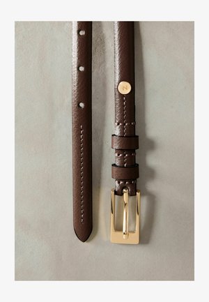 Brauner Ledergürtel mit einer goldenen Metallschnalle, mit gestickten Details und mehreren Einstelllöchern. Auffälliger goldener Akzent mit einem 'N'.