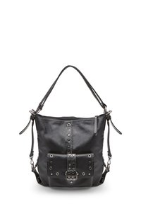 Borsa a tracolla in pelle nera dal design morbido, con accessori in metallo, una tasca frontale con bottone a pressione e borchie decorative lungo il centro.