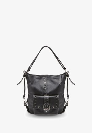 Borsa a tracolla in pelle nera dal design morbido, con accessori in metallo, una tasca frontale con bottone a pressione e borchie decorative lungo il centro.