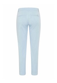 Pantalon bleu clair à jambes droites vu de dos, avec deux poches passepoilées horizontales et des passants pour ceinture à la taille.
