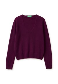 Fioletowy sweter z dekoltem w serek, wykonany z miękkiego materiału, z długimi rękawami i skróconym dołem. Prosta, gładka tekstura bez wzorów i dodatków.