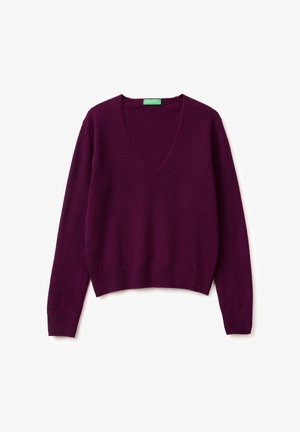 Lila V-Ausschnitt-Pullover aus weichem Material, mit langen Ärmeln und einem cropped Saum. Schlichte, glatte Textur ohne Muster oder Akzente.