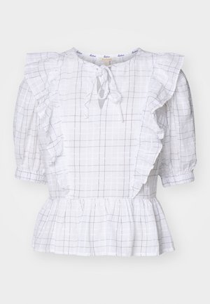 Bluză albă în carouri, cu mâneci volan, detaliu cu fundă la gât și tiv peplum, având linii subțiri bleumarin pe un material texturat.