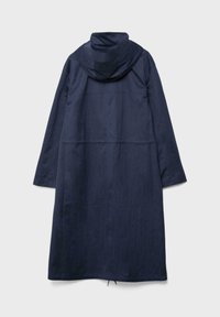 Lungo cappotto blu navy con cappuccio, maniche lunghe, taglio dritto e coulisse sull'orlo inferiore, mostrato di spalle.