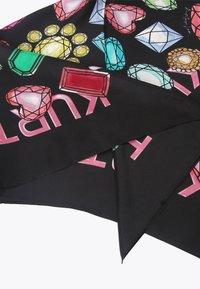 Sciarpa di seta nera con motivi colorati di gemme e gioielli e testo rosa. Tessuto liscio con disegni vivaci di varie forme.