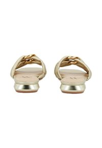 Sandali con tacco in oro con design a tracolla intrecciata, tomaia beige morbida, soletta imbottita e suola piatta con un accento metallico nel tallone.