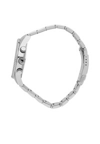 Orologio da polso in acciaio inossidabile argentato con quadrante rettangolare, ghiera texturizzata, due pulsanti laterali e un bracciale a maglie con segmenti lucidi.