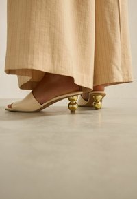 Next FOREVER COMFORT SQUARE TOE BUBBLE HEEL REGULAR FIT - Pantofle - bone