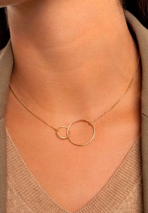 Goldene Halskette mit zwei miteinander verbundenen Kreisen; dünne Kette mit glatter Textur, die ein minimalistisches Design aufweist und sich gut für den Alltag eignet.