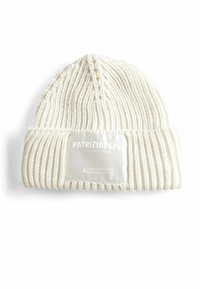Berretto bianco lavorato a maglia con texture a coste, dotato di un'etichetta rettangolare in tessuto con nome del marchio e dettagli sul risvolto.