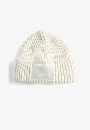 Berretto bianco lavorato a maglia con texture a coste, dotato di un'etichetta rettangolare in tessuto con nome del marchio e dettagli sul risvolto.
