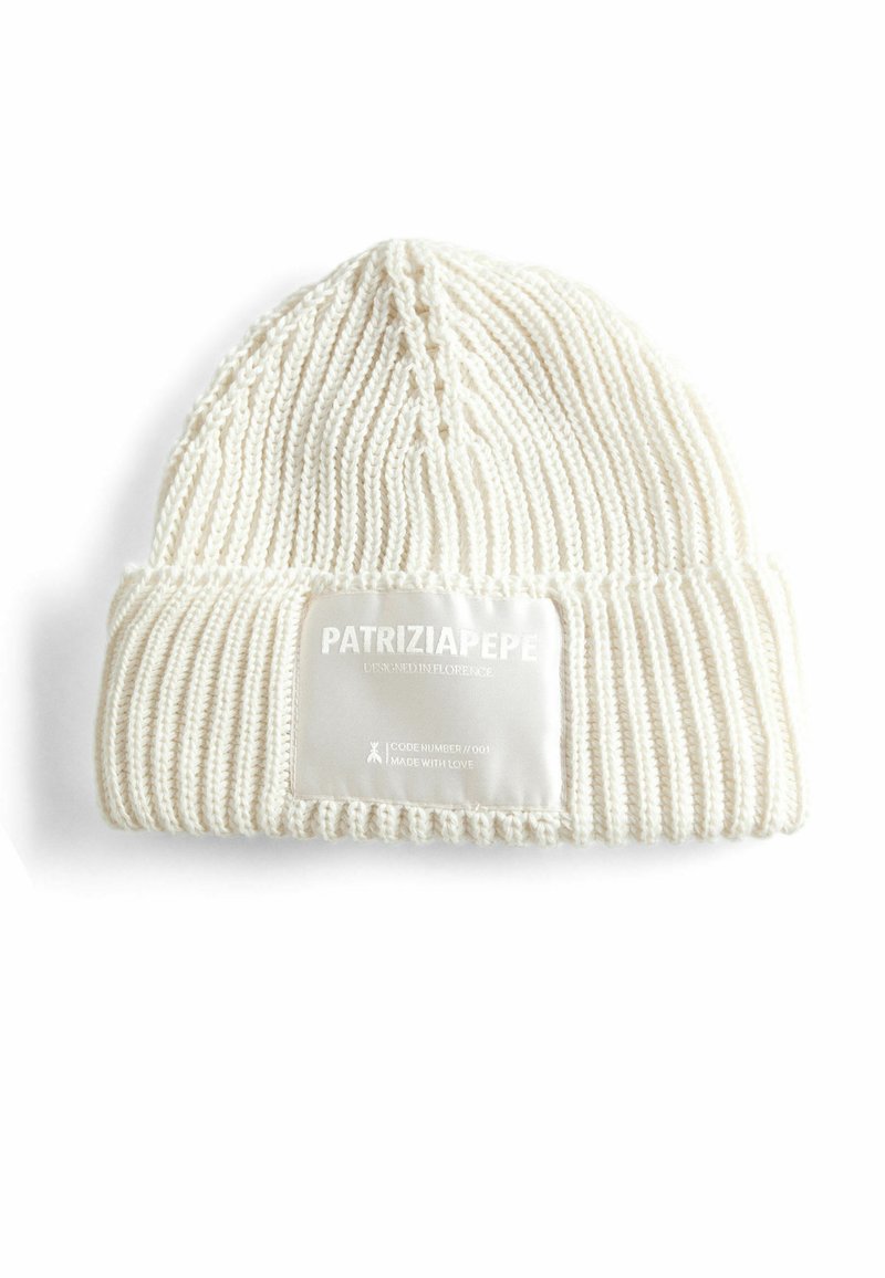 Berretto bianco lavorato a maglia con texture a coste, dotato di un'etichetta rettangolare in tessuto con nome del marchio e dettagli sul risvolto.