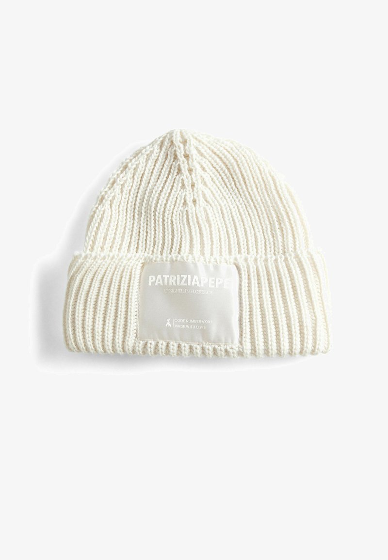 Berretto bianco lavorato a maglia con texture a coste, dotato di un'etichetta rettangolare in tessuto con nome del marchio e dettagli sul risvolto.