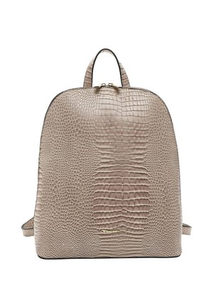 Sac à dos beige en cuir synthétique effet crocodile avec fermeture éclair dorée, poignée supérieure et petit logo doré de la marque à l'avant.