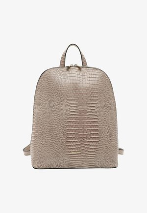 Sac à dos beige en cuir synthétique effet crocodile avec fermeture éclair dorée, poignée supérieure et petit logo doré de la marque à l'avant.