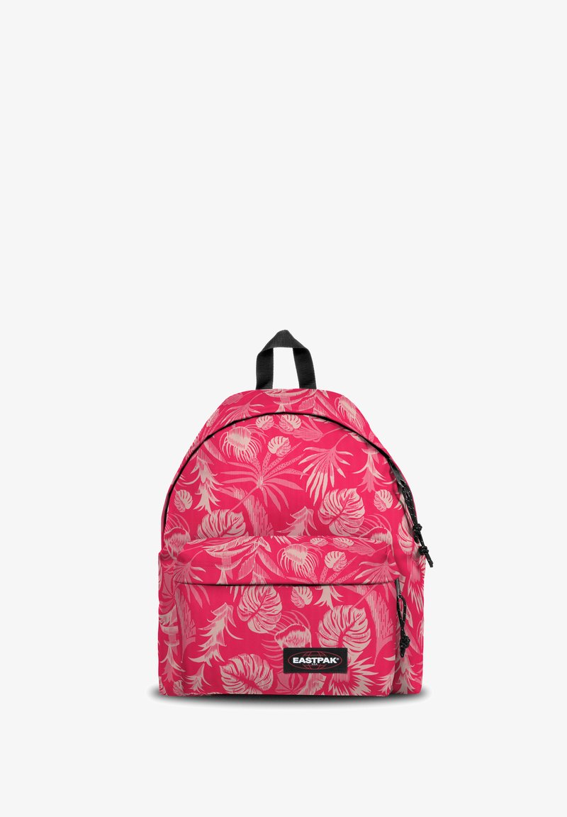 Sac à dos rose avec motif de feuilles tropicales crème, poche avant zippée, bretelles rembourrées et poignée de transport supérieure. Logo de la marque affiché.