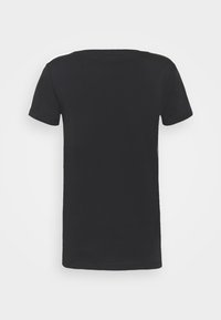 Camiseta negra de manga corta, hecha de algodón, con un cuello redondo y una textura suave, sin patrones ni gráficos visibles.