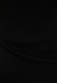 Tissu noir côtelé avec de subtiles plis horizontaux et une texture douce visible sous l'éclairage.