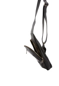 Borsa a tracolla nera in pelle con due tasche con zip, tracolla regolabile e una superficie liscia. Presenta dettagli in metallo color oro.