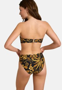 Bikini noir avec un motif floral doré, composé d'un haut bandeau et d'un bas taille haute. Le tissu est lisse avec un léger éclat.