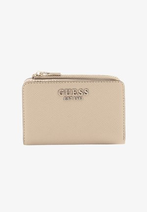Portefeuille beige texturé avec fermeture éclair, embossé de l'inscription "GUESS EST 1981" en lettres argentées sur le devant.
