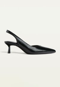 Scarpe con tacco slingback nere con punta appuntita, finitura lucida e tacco a cono di 5 cm. Texture liscia con dettagli di cucitura minimi.