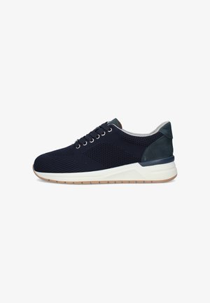 Sneaker in maglia blu navy con suola bianca, suola esterna in gomma color cuoio, frontale con lacci e collarino imbottito, mostrato di lato su sfondo bianco.