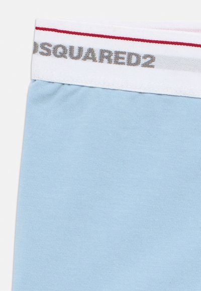 Ανοιχτό μπλε ύφασμα με λευκή ελαστική ζώνη μέσης που φέρει γκρι κείμενο "DSQUARED2" και λεπτή κόκκινη ρίγα.