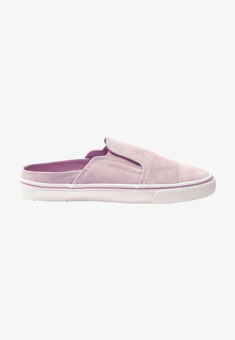 Mule sneaker slip-on in suede lilla chiaro con suola in gomma bianca e design senza retro.
