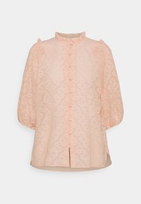 Blusa color pesca realizzata in tessuto leggero con una trama a fantasia, caratterizzata da un colletto arricciato, maniche a sbuffo e bottoni frontali.
